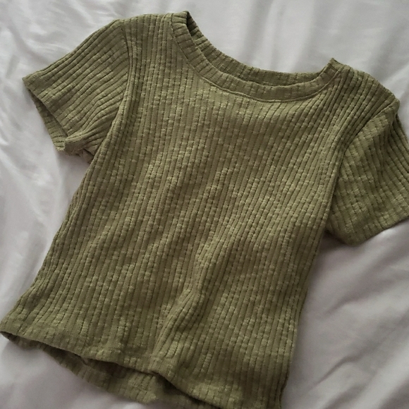 Forever 21 Semi Crop Ribbed Short Sleeve Army Green Tee - Picture 2 of 3